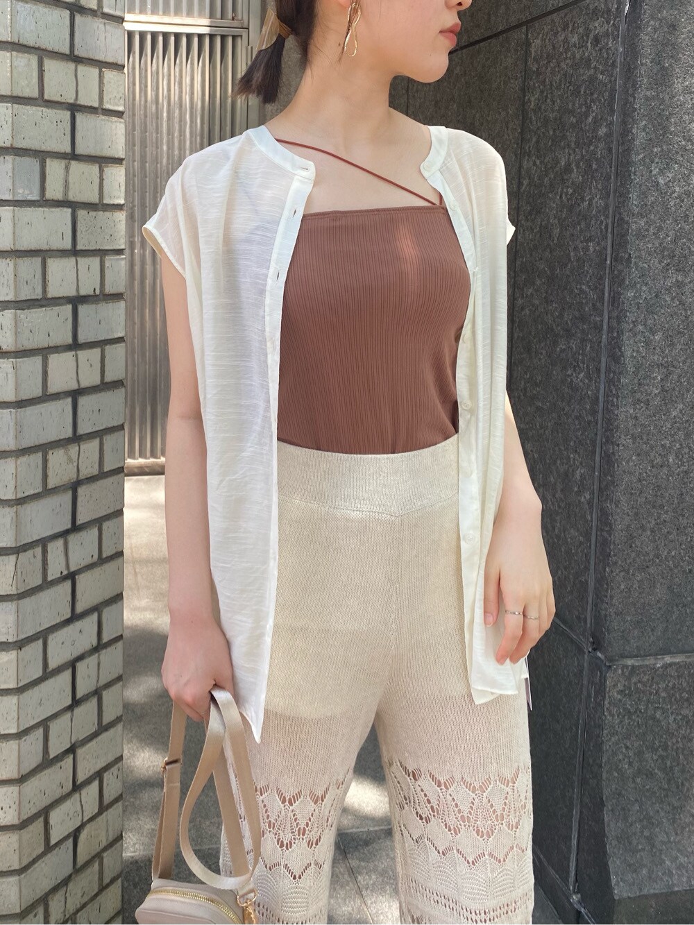 ホワイト系のその他パンツ、ブラウン系のサンダル、ホワイト系のシャツ/ブラウスを着用したレディースの夏コーディネートの2枚目の写真