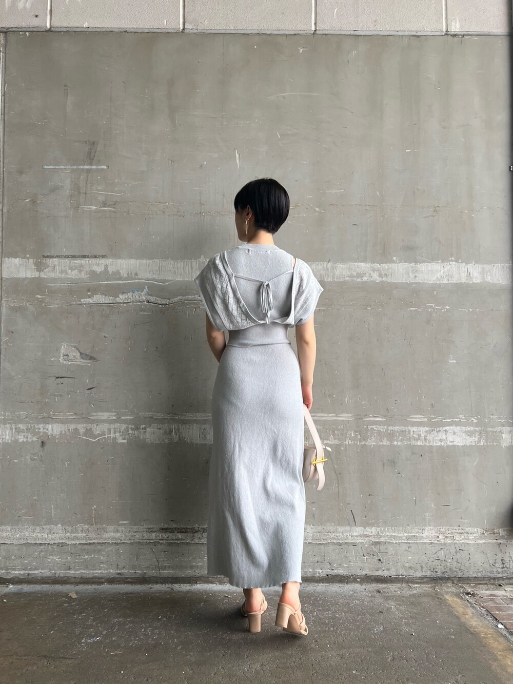 ホワイト系のハンドバッグ、グレー系のテーラードジャケット、ブルー系のワンピースを着用したレディースの春コーディネートの5枚目の写真