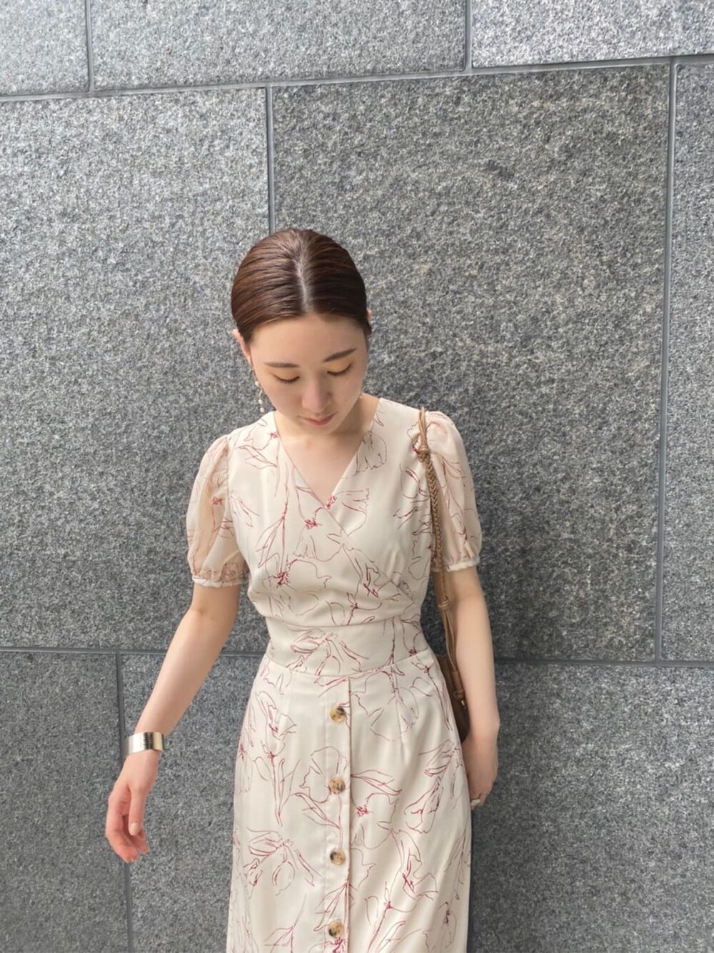 ブラウン系のパンプス、ベージュ系のショルダーバッグ、ホワイト系のワンピースを着用したレディースの夏コーディネートの5枚目の写真