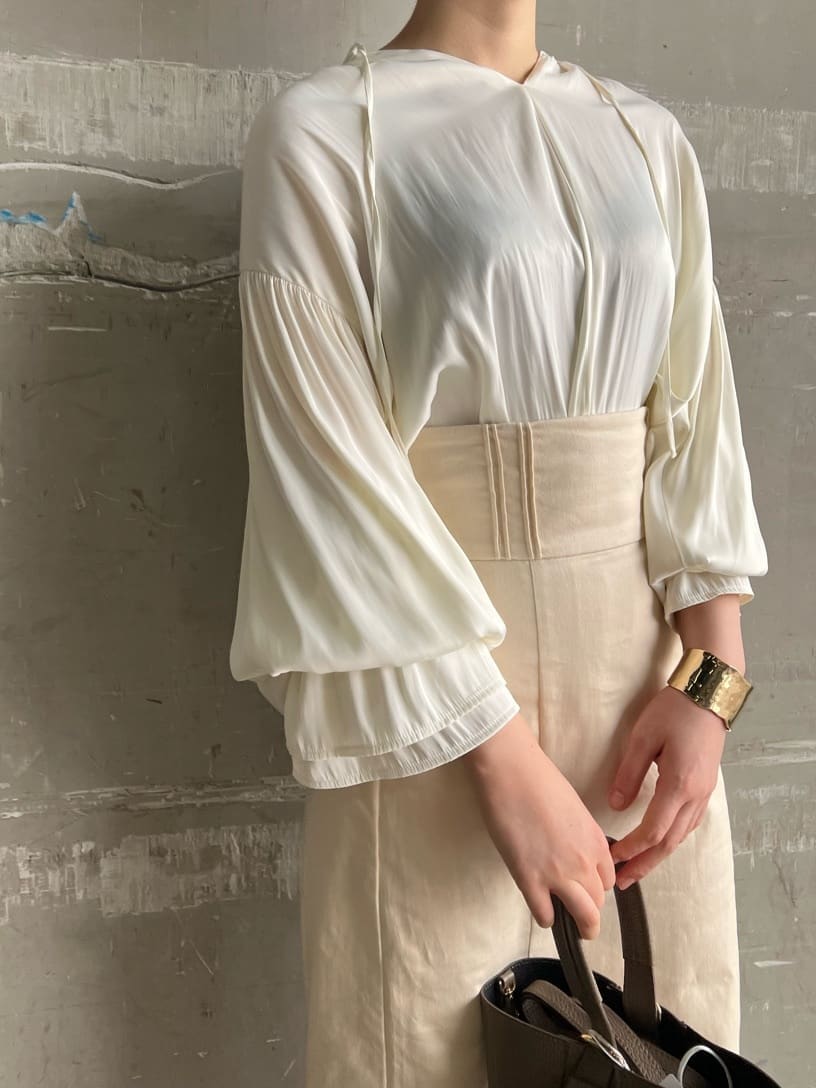 ベージュ系のハンドバッグ、ホワイト系のシャツ/ブラウス、レッド系のサンダルを着用したレディースの春コーディネートの7枚目の写真