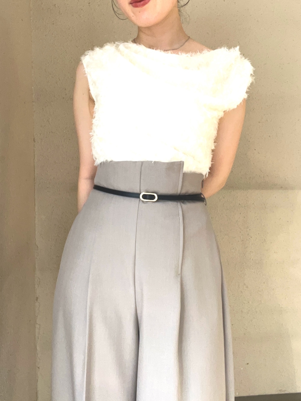 ホワイト系のシャツ/ブラウス、グリーン系のパンプス、ブラウン系のその他パンツを着用したレディースの春コーディネートの4枚目の写真