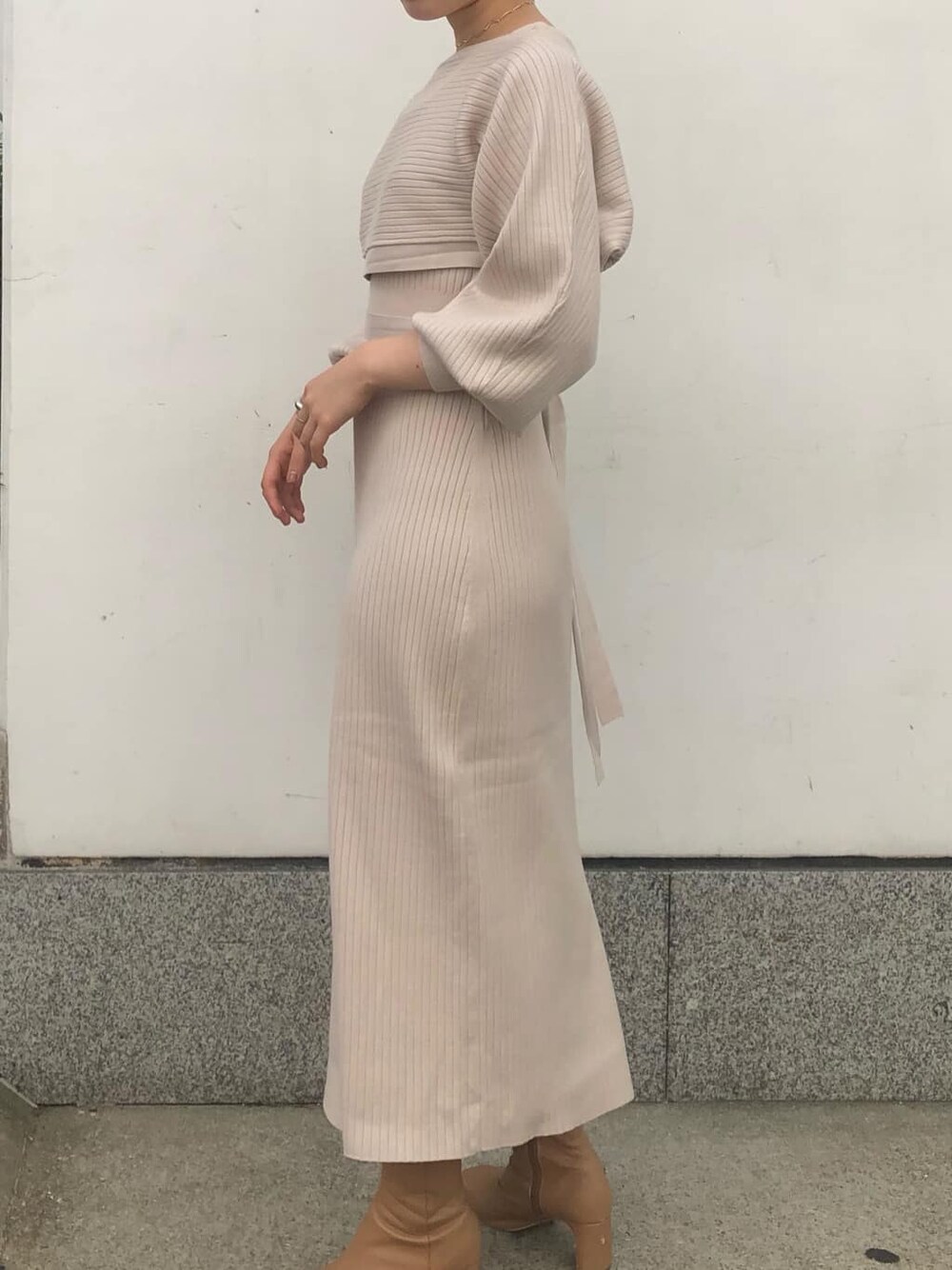 ベージュ系のその他シューズ、パープル系のショルダーバッグ、ホワイト系のワンピースを着用したレディースの秋コーディネートの2枚目の写真