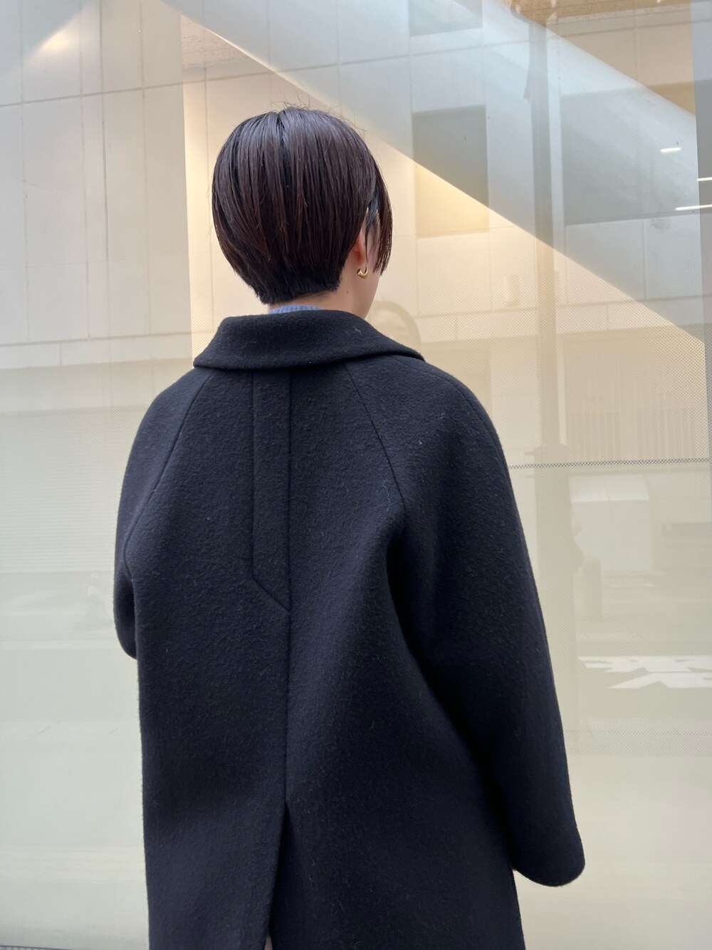 レッド系のブーツ、グレー系のスカート、ブラック系のその他アウターを着用したレディースの冬コーディネートの5枚目の写真