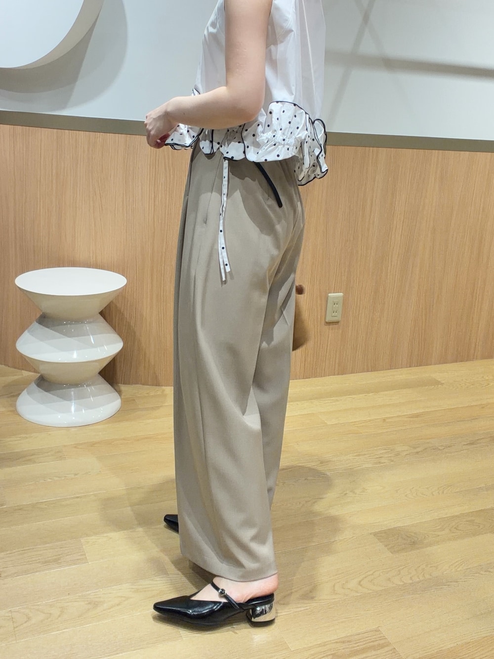 ベージュ系のその他パンツ、ホワイト系のシャツ/ブラウス、ブラウン系のハンドバッグを着用したレディースの夏コーディネートの6枚目の写真