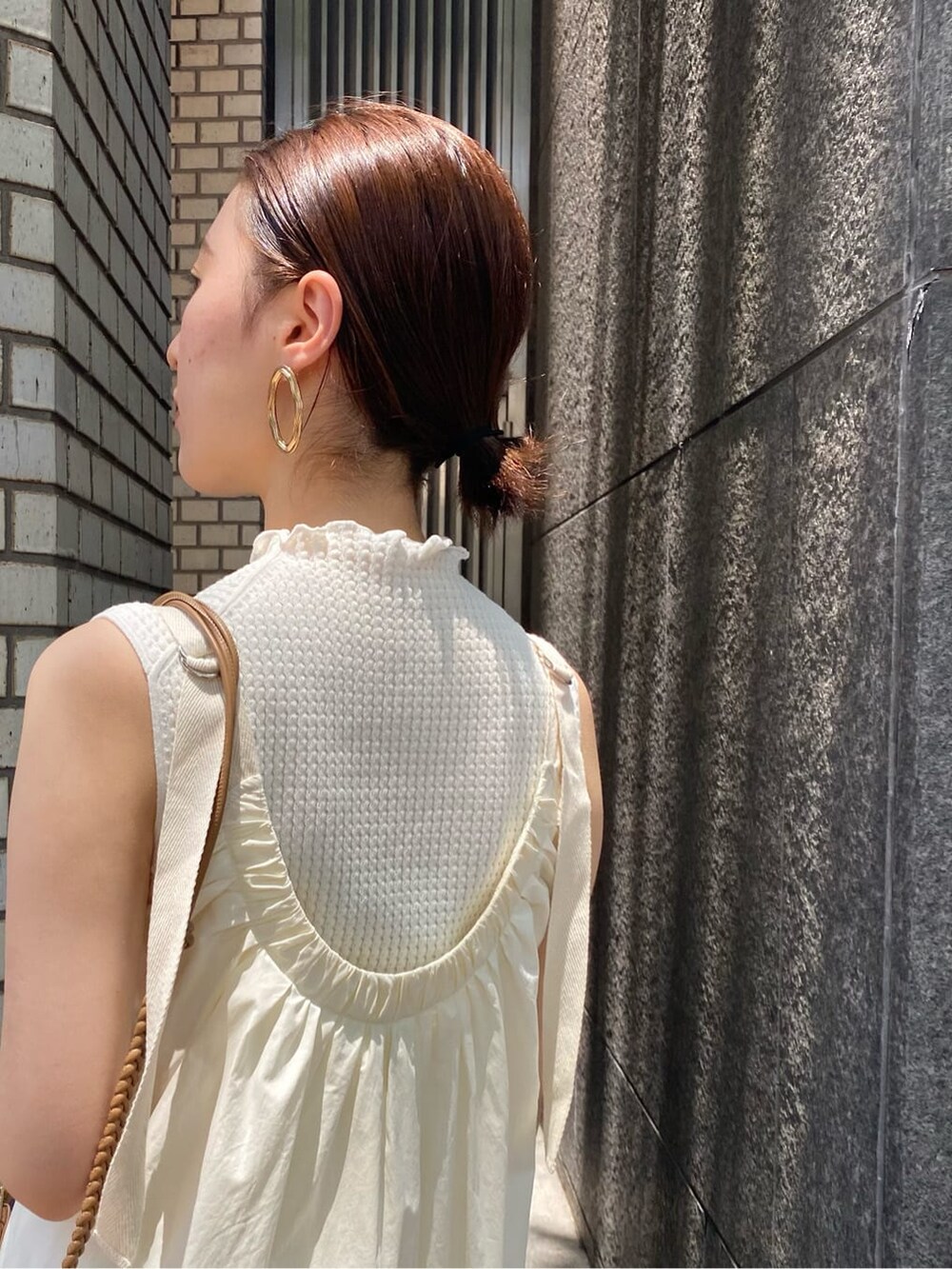 ホワイト系のニット/セーター、ホワイト系のワンピース、ホワイト系のスニーカーを着用したレディースの夏コーディネートの5枚目の写真