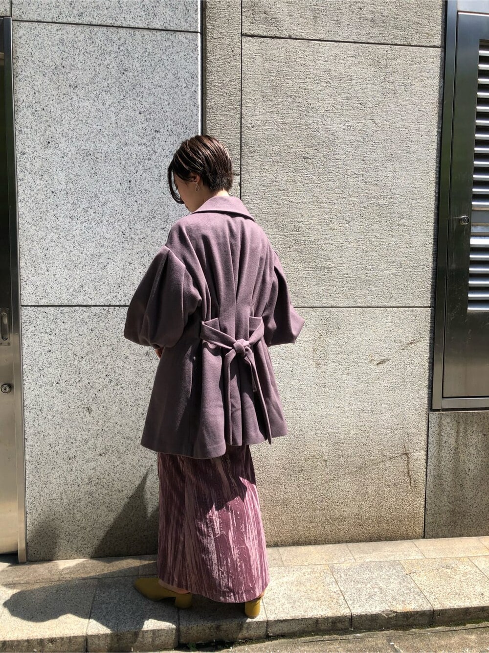 ピンク系のスカート、ブラック系のニット/セーター、パープル系のその他アウターを着用したレディースの秋コーディネートの2枚目の写真