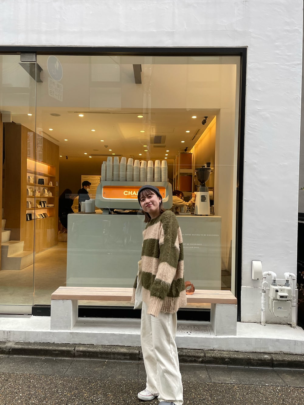 ホワイト系のデニムパンツ、ホワイト系のトートバッグ、ホワイト系のスニーカーを着用したレディースの春コーディネートの5枚目の写真