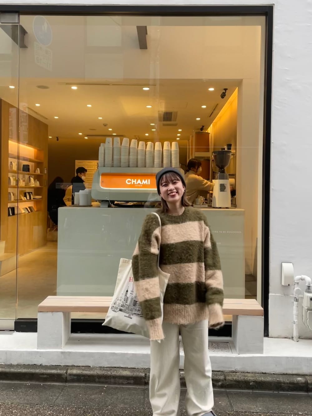 ホワイト系のデニムパンツ、ホワイト系のトートバッグ、ホワイト系のスニーカーを着用したレディースの春コーディネートの4枚目の写真