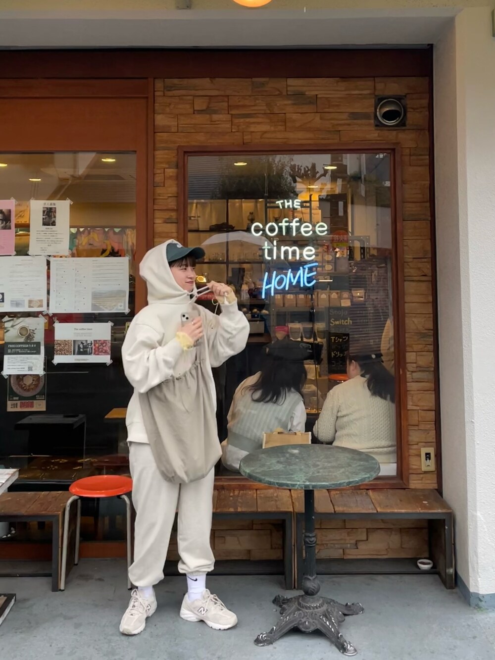 ホワイト系のパーカー、ホワイト系のスニーカー、グレー系のショルダーバッグを着用したレディースの春コーディネートの3枚目の写真