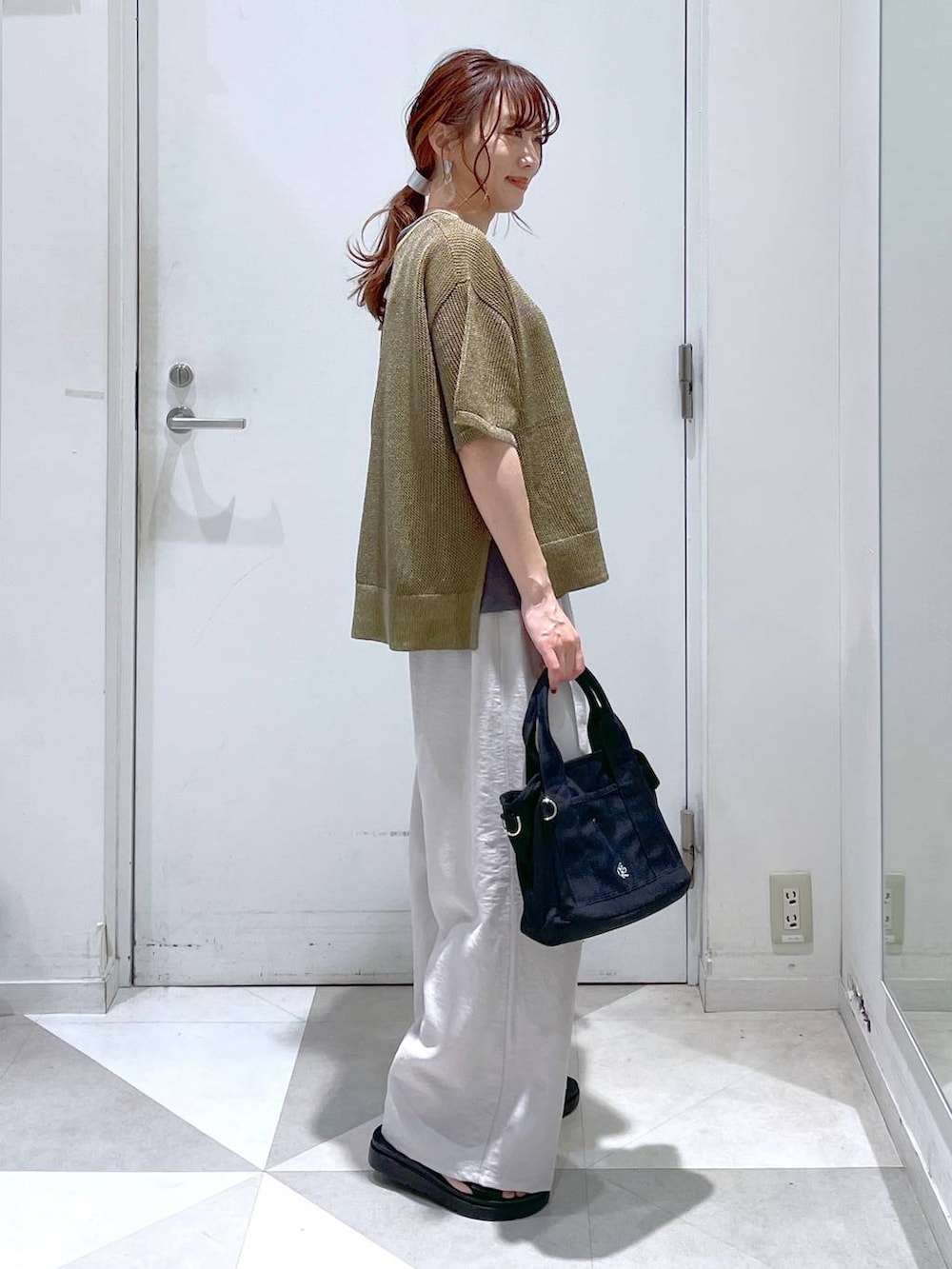 「若見え、体型カバー、着痩せ・細見え、モテ、デート/ロマンティック、カジュアル、リラックス、ゆったり、ラフ、楽ちんコーデ、きれいめ、きれいめカジュアル、ワイドパンツ、サンダル、ママコーデ」｜「GLOBAL WORKのステンレスバーネックレス/160620（ネックレス、グレー系）」を使った、★しーちゃん★さん（レディース・156cm）の春コーディネートの2枚目の写真