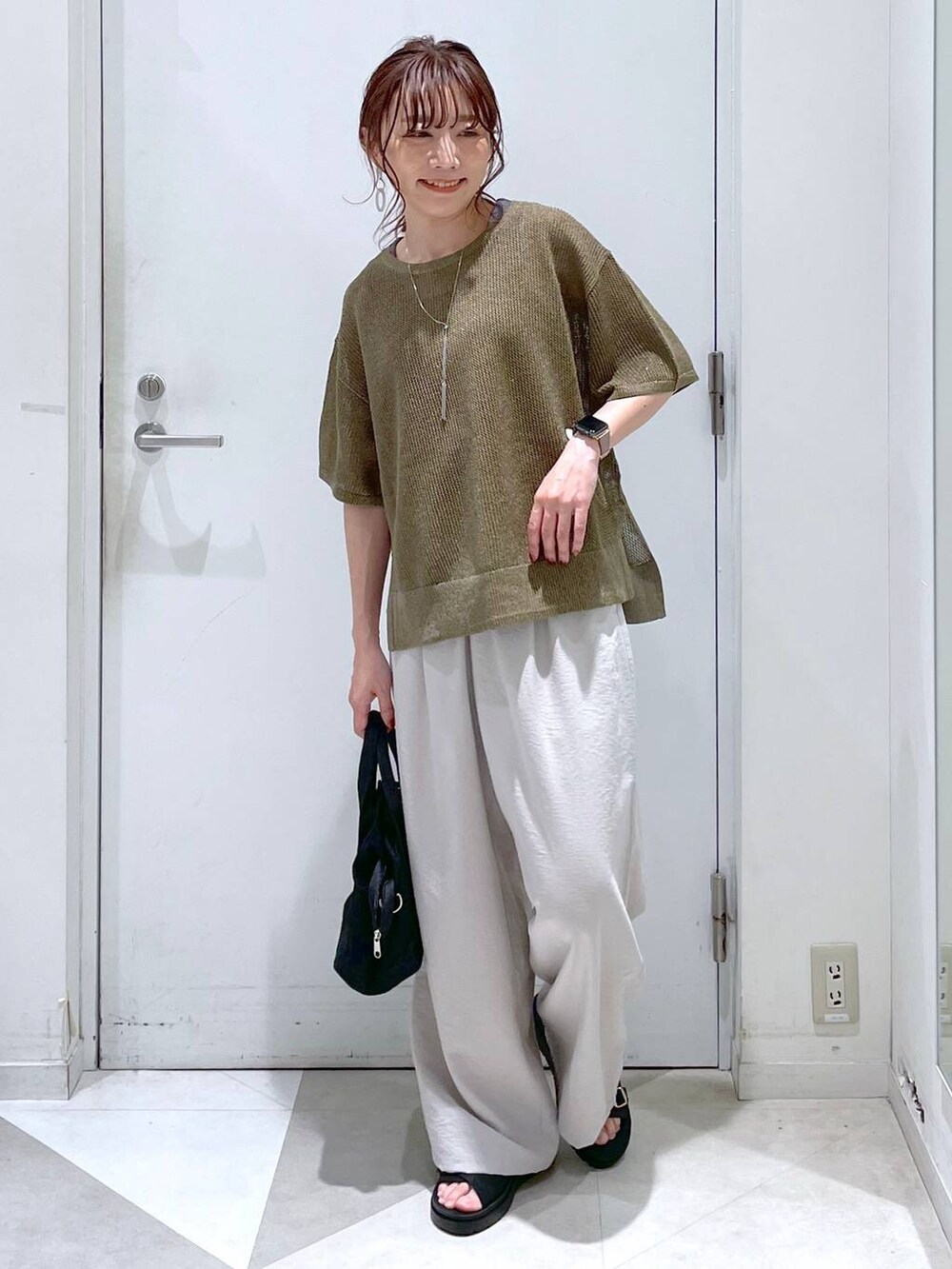 「若見え、体型カバー、着痩せ・細見え、モテ、デート/ロマンティック、カジュアル、リラックス、ゆったり、ラフ、楽ちんコーデ、きれいめ、きれいめカジュアル、ワイドパンツ、サンダル、ママコーデ」｜「GLOBAL WORKのステンレスバーネックレス/160620（ネックレス、グレー系）」を使った、★しーちゃん★さん（レディース・156cm）の春コーディネートの5枚目の写真