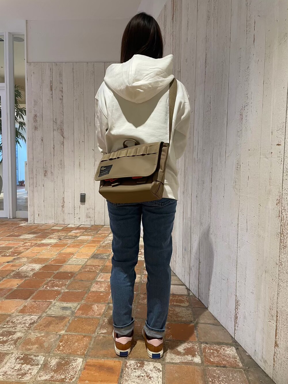 ホワイト系のスウェット、ブラウン系のカーディガン/ボレロ、ベージュ系のショルダーバッグを着用したレディースの夏コーディネートの8枚目の写真
