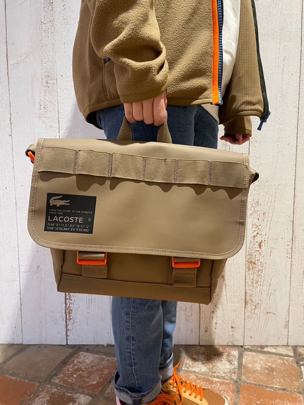 ホワイト系のスウェット、ブラウン系のカーディガン/ボレロ、ベージュ系のショルダーバッグを着用したレディースの夏コーディネートの4枚目の写真