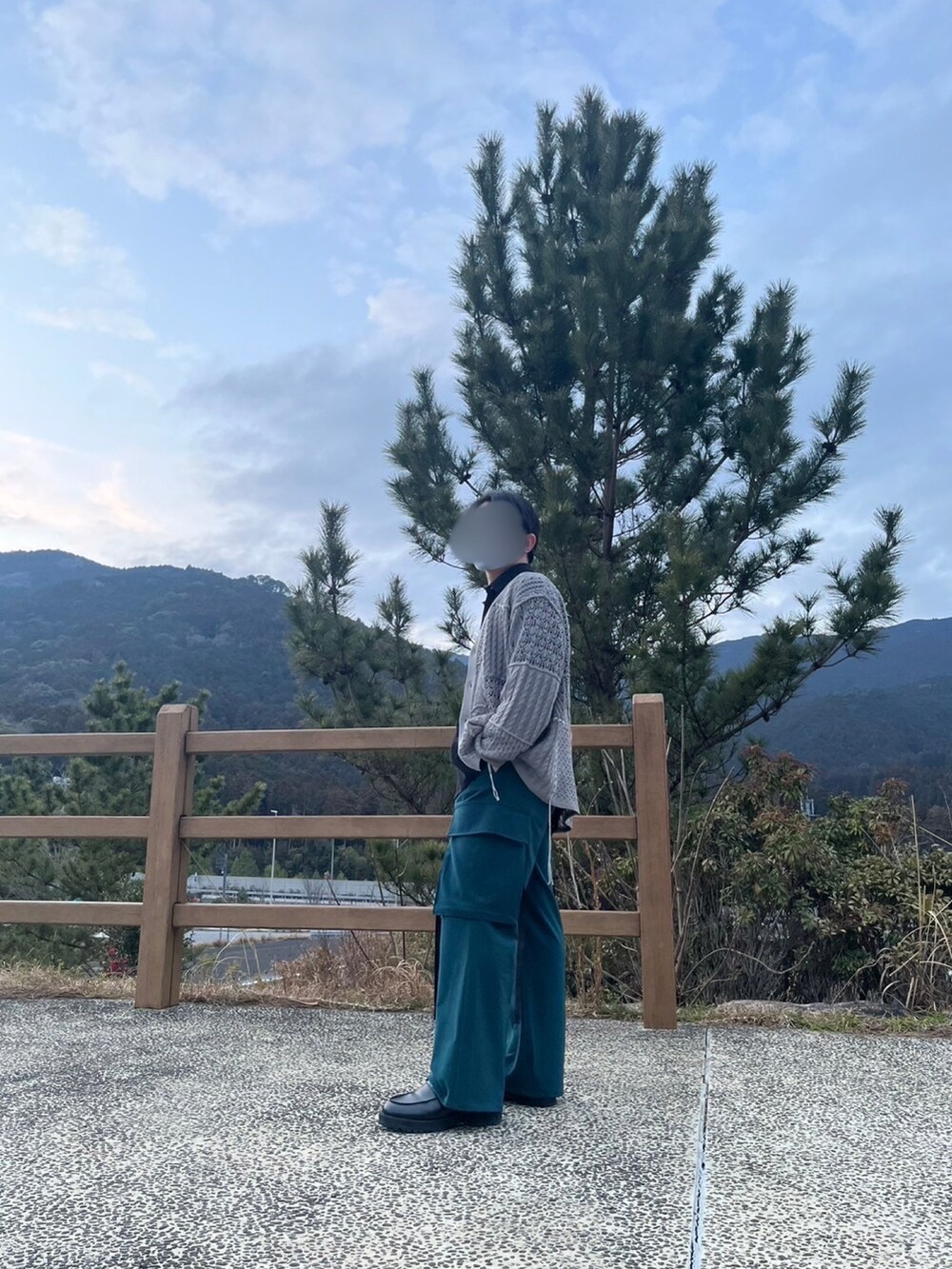 グレー系のカーディガン/ボレロ、グリーン系のカーゴパンツ、ブラック系のショルダーバッグを着用したメンズの春コーディネートの2枚目の写真