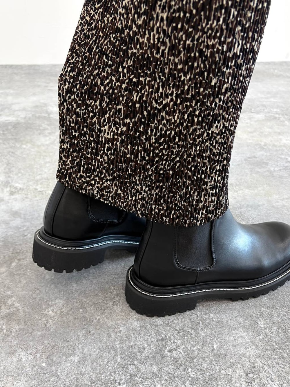 ブラック系のブーツ、ブラック系のブーツ、ブラック系のブーツを着用したレディースの秋コーディネートの5枚目の写真