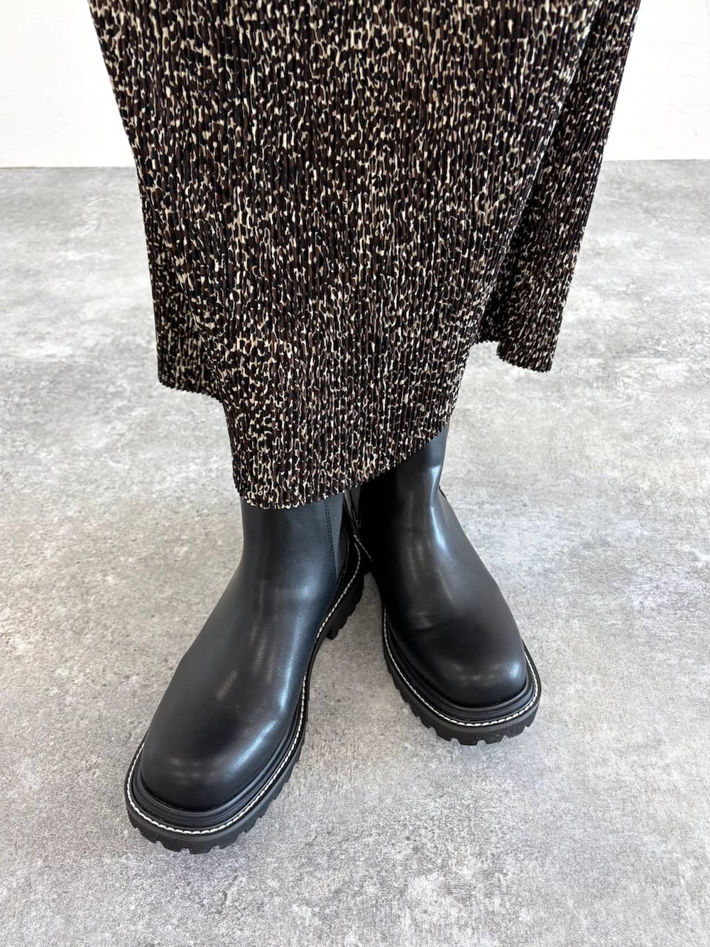 ブラック系のブーツ、ブラック系のブーツ、ブラック系のブーツを着用したレディースの秋コーディネートの3枚目の写真