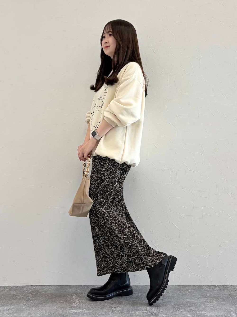 ブラック系のブーツ、ブラック系のブーツ、ブラック系のブーツを着用したレディースの秋コーディネートの2枚目の写真