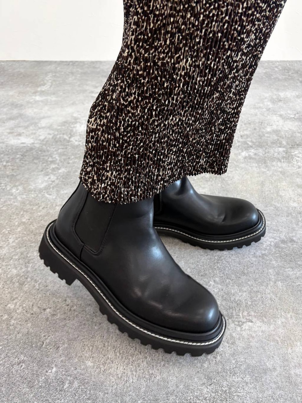 ブラック系のブーツ、ブラック系のブーツ、ブラック系のブーツを着用したレディースの秋コーディネートの4枚目の写真