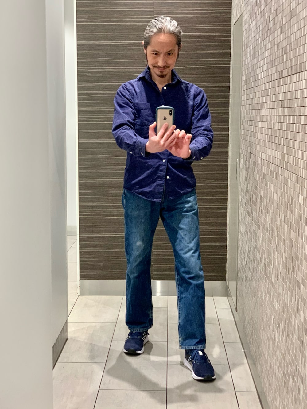 「ANTONIO RABERDのアイテム（シャツ/ブラウス、ブルー系）」を使った、健弘(U)さん（メンズ・169cm）の春コーディネートの2枚目の写真