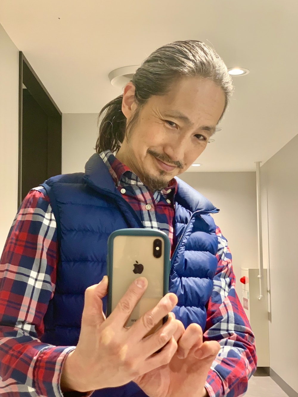 「無印良品のアイテム（ダウンベスト、ブルー系）」を使った、健弘(U)さん（メンズ・169cm）の春コーディネートの2枚目の写真