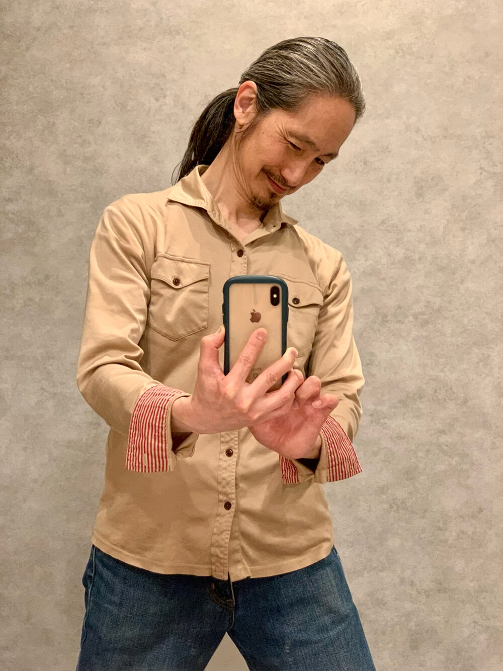「TAKEO KIKUCHIのアイテム（シャツ/ブラウス、ベージュ系）」を使った、健弘(U)さん（メンズ・169cm）の春コーディネートの2枚目の写真