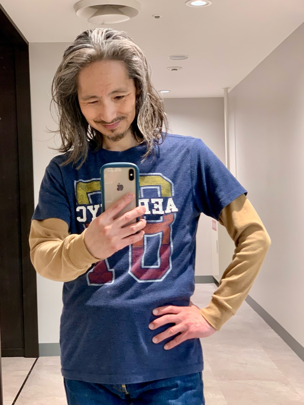 「AERO NYCのアイテム（Tシャツ/カットソー、ブルー系）」を使った、健弘(U)さん（メンズ・169cm）の夏コーディネートの2枚目の写真