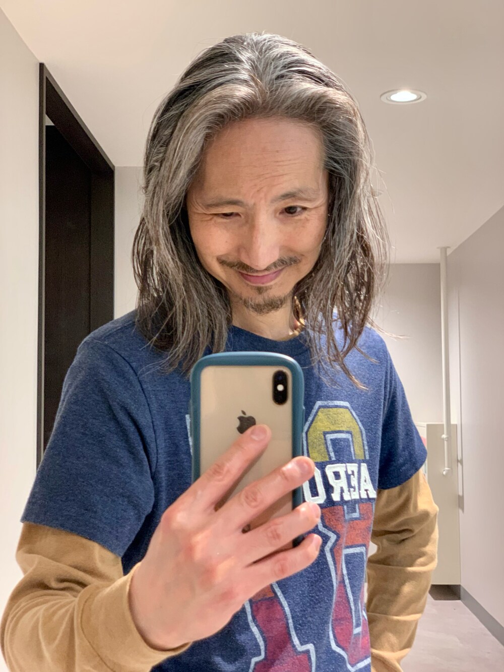 「AERO NYCのアイテム（Tシャツ/カットソー、ブルー系）」を使った、健弘(U)さん（メンズ・169cm）の夏コーディネートの4枚目の写真