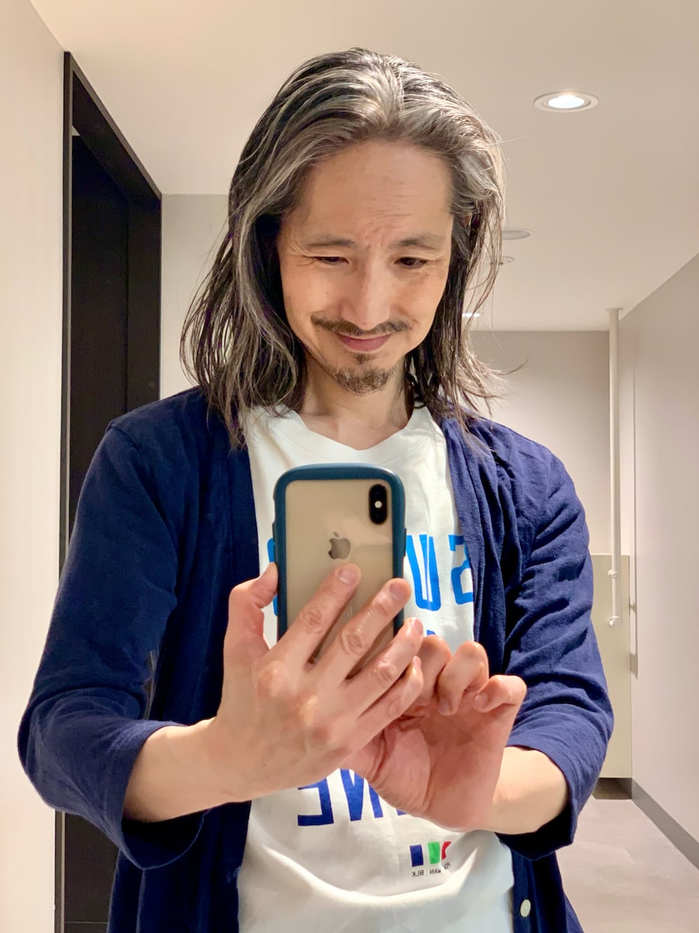 「URBAN RESEARCHのアイテム（カーディガン/ボレロ、ブルー系）」を使った、健弘(U)さん（メンズ・169cm）の夏コーディネートの2枚目の写真