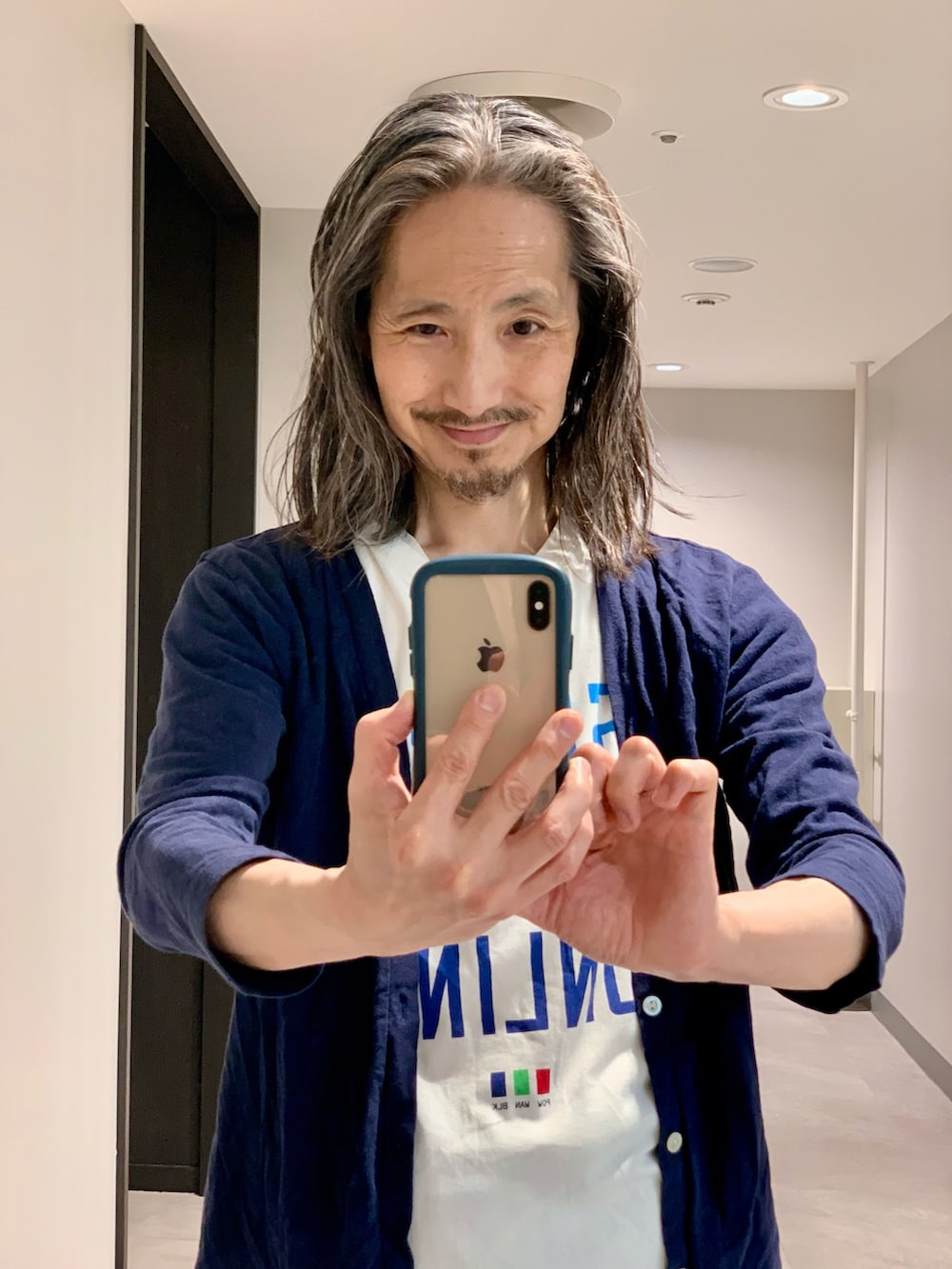 「URBAN RESEARCHのアイテム（カーディガン/ボレロ、ブルー系）」を使った、健弘(U)さん（メンズ・169cm）の夏コーディネートの3枚目の写真