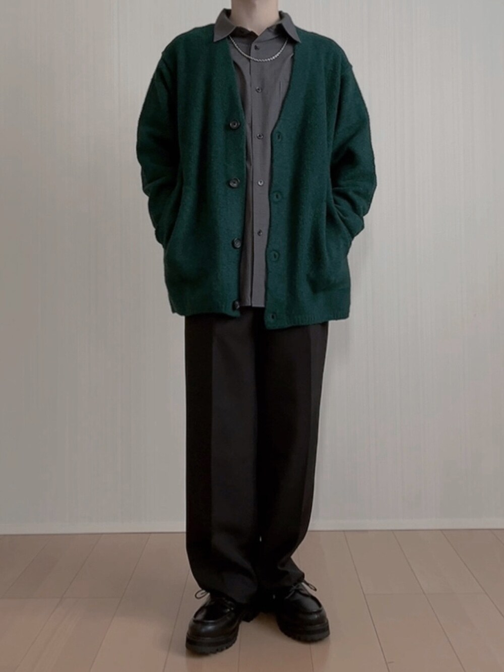 グリーン系のカーディガン/ボレロ、グレー系のシャツ/ブラウス、ブラック系のスラックスを着用したメンズの冬コーディネートの5枚目の写真