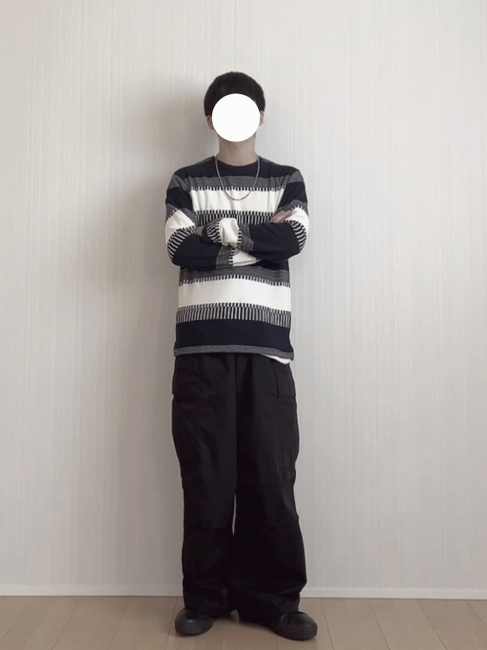 ブラック系のカーゴパンツ、ブラック系のスニーカー、ホワイト系のその他トップスを着用したメンズの冬コーディネートの4枚目の写真