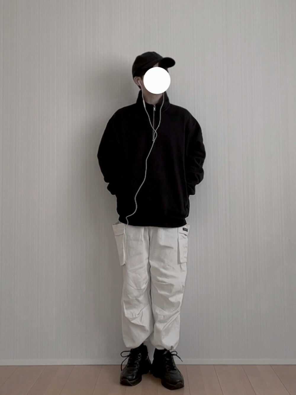 ホワイト系のカーゴパンツ、ブラック系のスニーカー、ブラック系のスウェットを着用したメンズの冬コーディネートの2枚目の写真