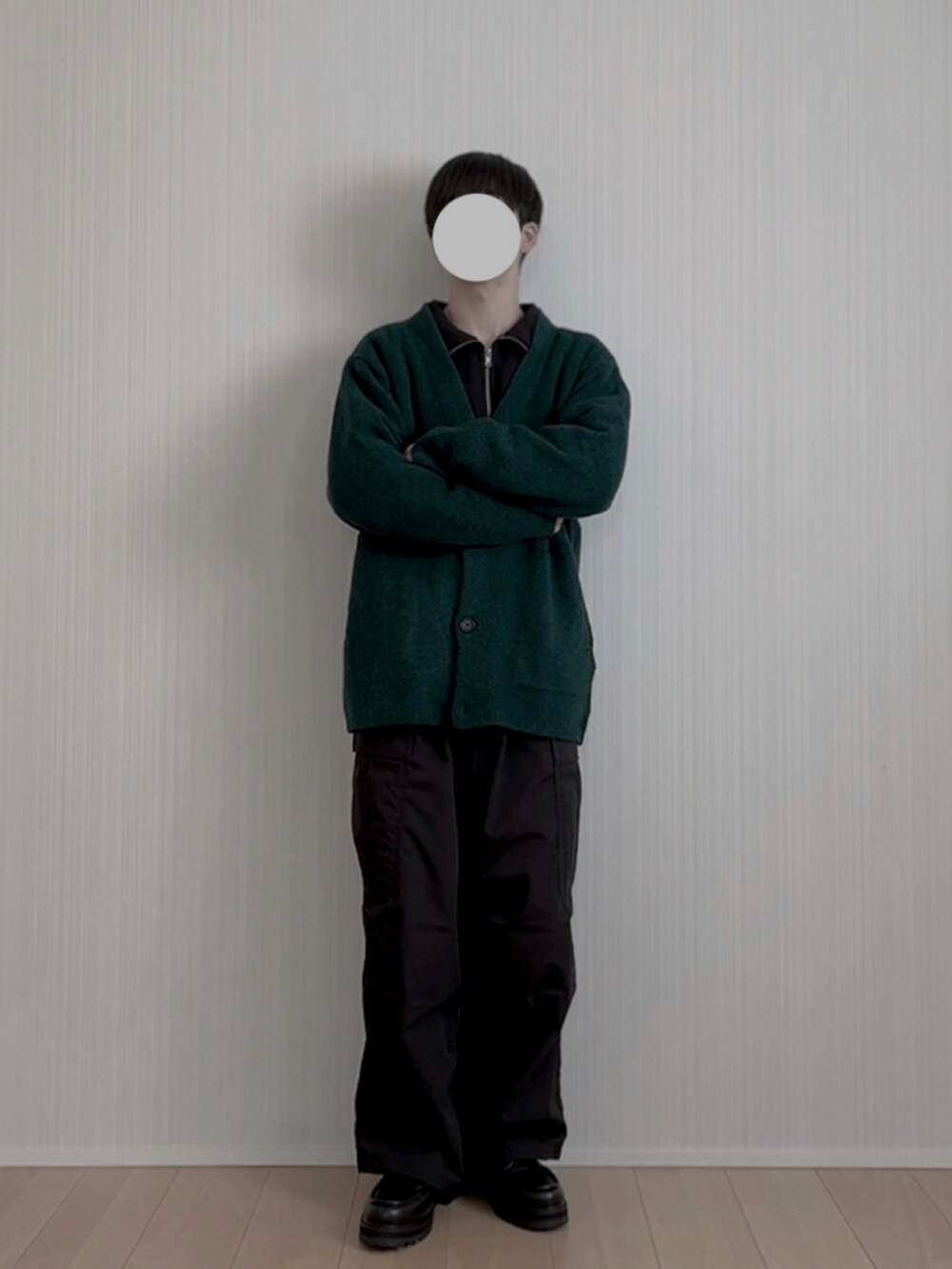 グリーン系のカーディガン/ボレロ、ブラック系のスウェット、ブラック系のカーゴパンツを着用したメンズの春コーディネートの2枚目の写真