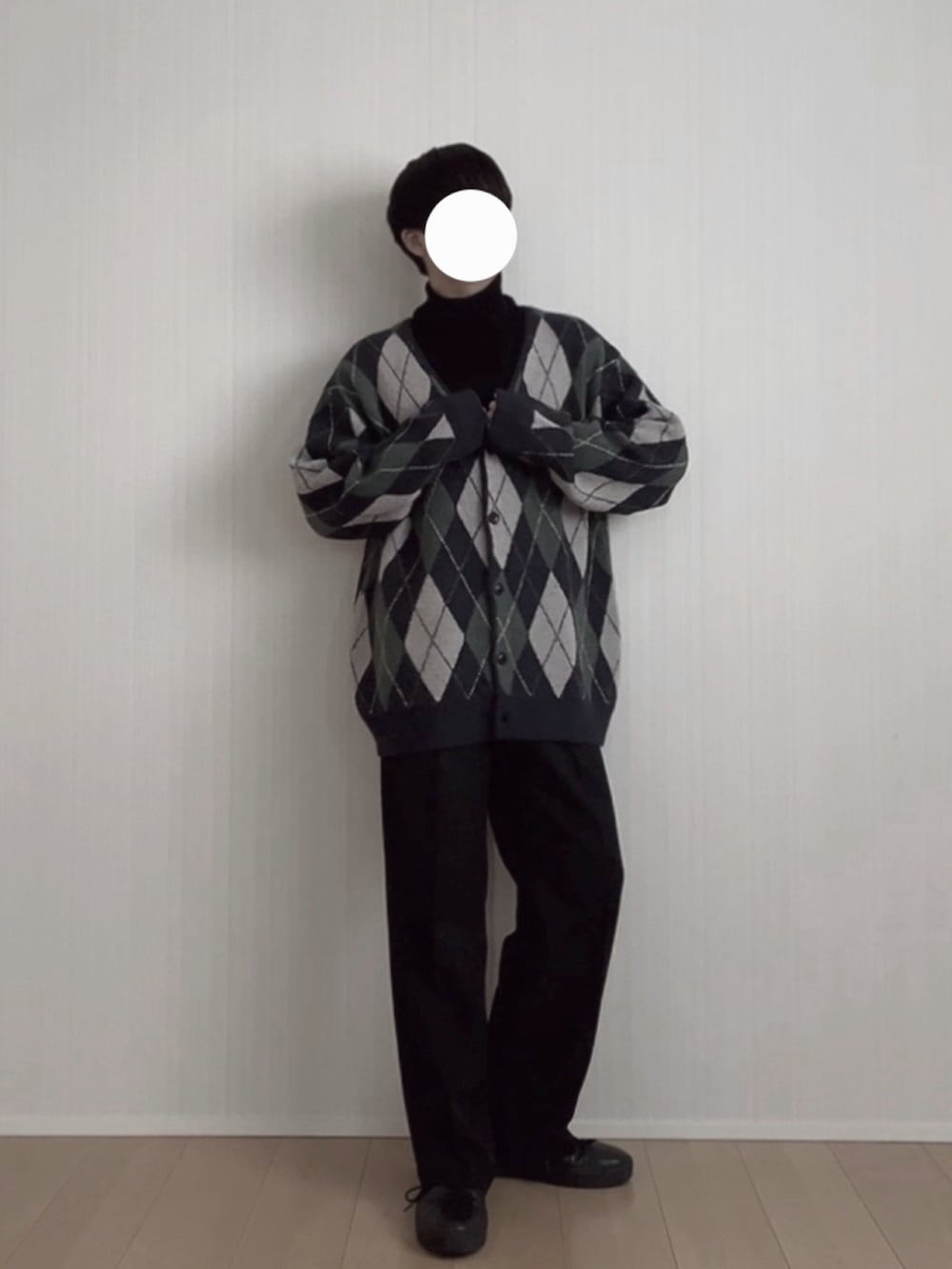 ブラック系のスラックス、ブラック系のスニーカー、ブルー系のカーディガン/ボレロを着用したメンズの冬コーディネートの2枚目の写真