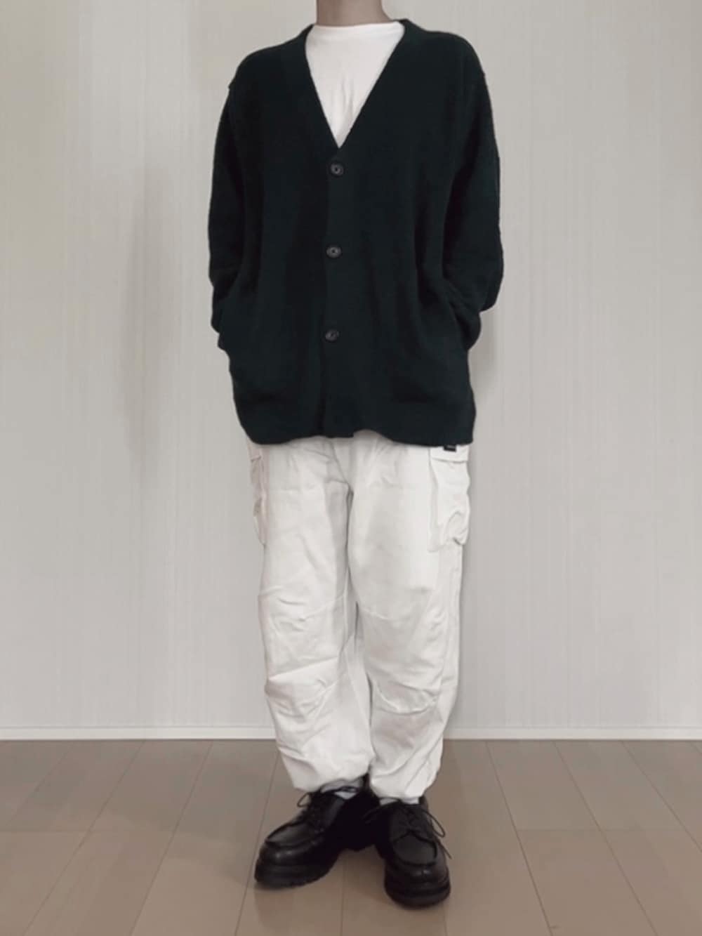 グリーン系のカーディガン/ボレロ、ホワイト系のカーゴパンツ、ブラック系のモカシン/デッキシューズを着用したメンズの春コーディネートの3枚目の写真