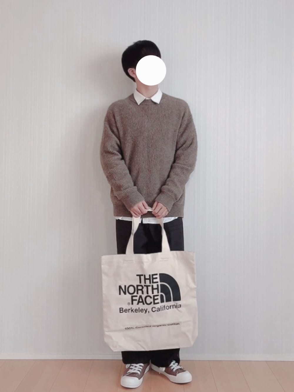 「ファッションを楽しもう、WEARyouthコーデ、淡色コーデ、お出かけコーデ、秋冬コーデ、低身長コーデ、キレイめコーデ、シンプルスタイル、メンズファッション、プチプラ、低身長男子、セーター、スラックス、トートバッグ、無印良品」｜「GUのバギースラックス(チェック) DARK BROWN Mサイズ（スラックス、ブラウン系）」を使った、Hayatoさん（メンズ・166cm）の秋コーディネートの2枚目の写真
