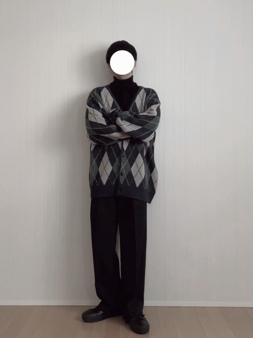 ブラック系のスラックス、ブラック系のスニーカー、ブルー系のカーディガン/ボレロを着用したメンズの冬コーディネートの3枚目の写真