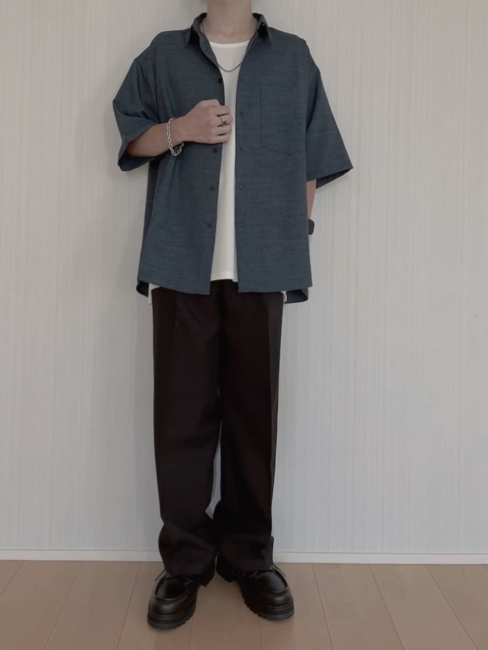 グレー系のシャツ/ブラウス、ホワイト系のタンクトップ、ブラック系のスラックスを着用したメンズの夏コーディネートの3枚目の写真