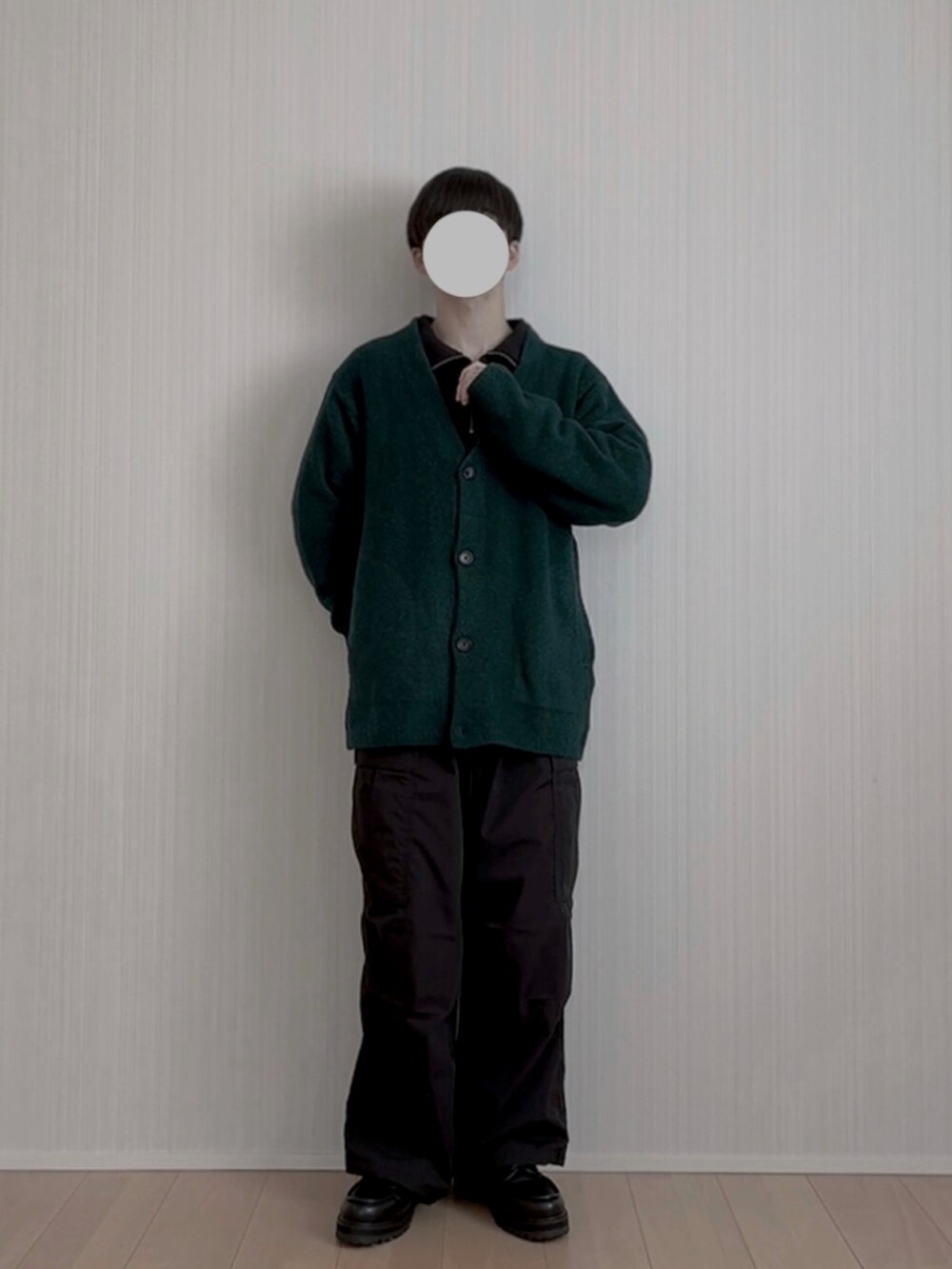 グリーン系のカーディガン/ボレロ、ブラック系のスウェット、ブラック系のカーゴパンツを着用したメンズの春コーディネートの4枚目の写真