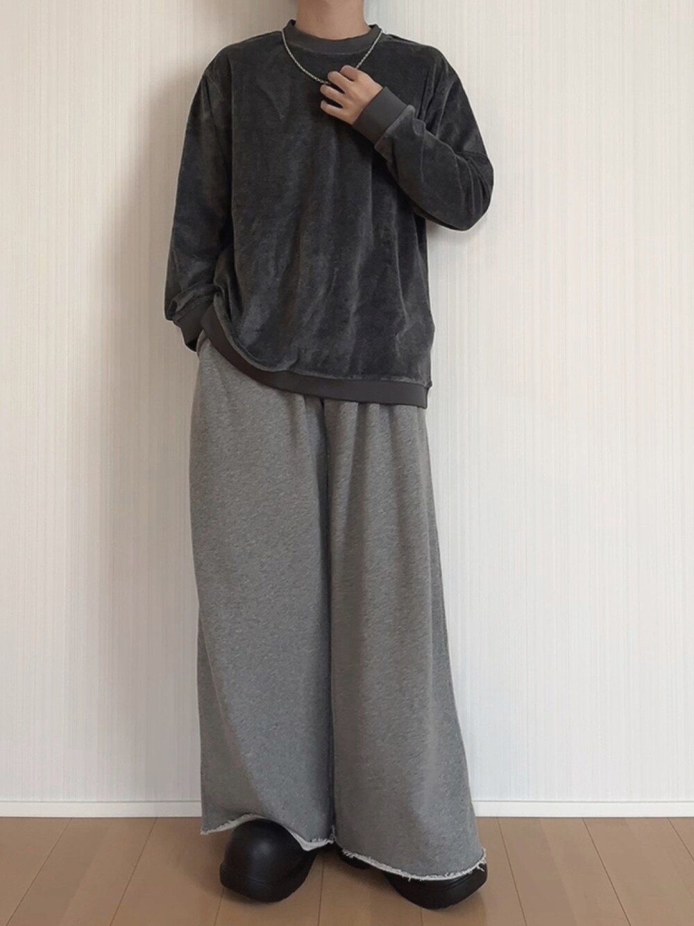 ブラック系のスリッポン、グレー系のスウェットパンツ、グレー系のTシャツ/カットソーを着用したメンズの秋コーディネートの3枚目の写真
