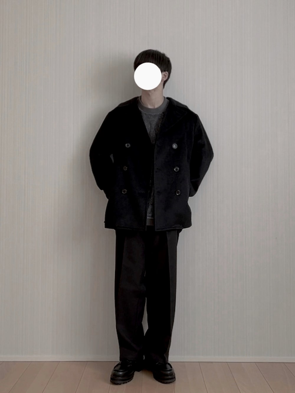 ブラック系のピーコート、ブラック系のスラックス、ブラック系のモカシン/デッキシューズを着用したメンズの冬コーディネートの4枚目の写真