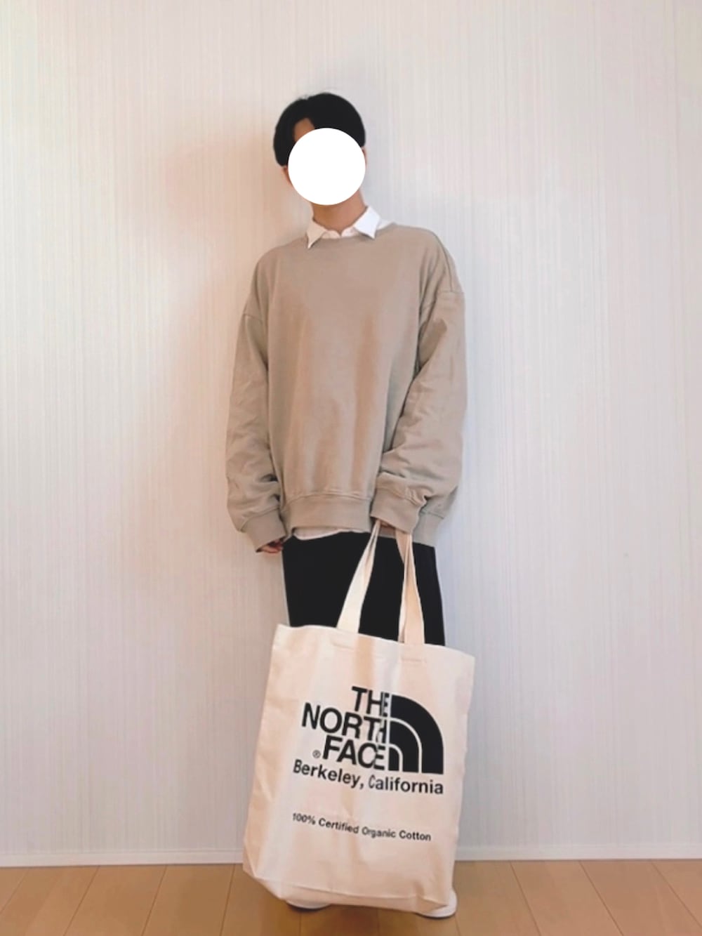 「メンズコーデ、秋服準備はじめました、淡色コーデ、秋コーデ、低身長コーデ、スウェット、シャツ、スラックス、スニーカー、トートバッグ、無印良品、H&M、GU、THE NORTH FACE、かわいい系」｜「GUのバギースラックス(チェック) DARK BROWN Mサイズ（スラックス、ブラウン系）」を使った、Hayatoさん（メンズ・166cm）の秋コーディネートの2枚目の写真