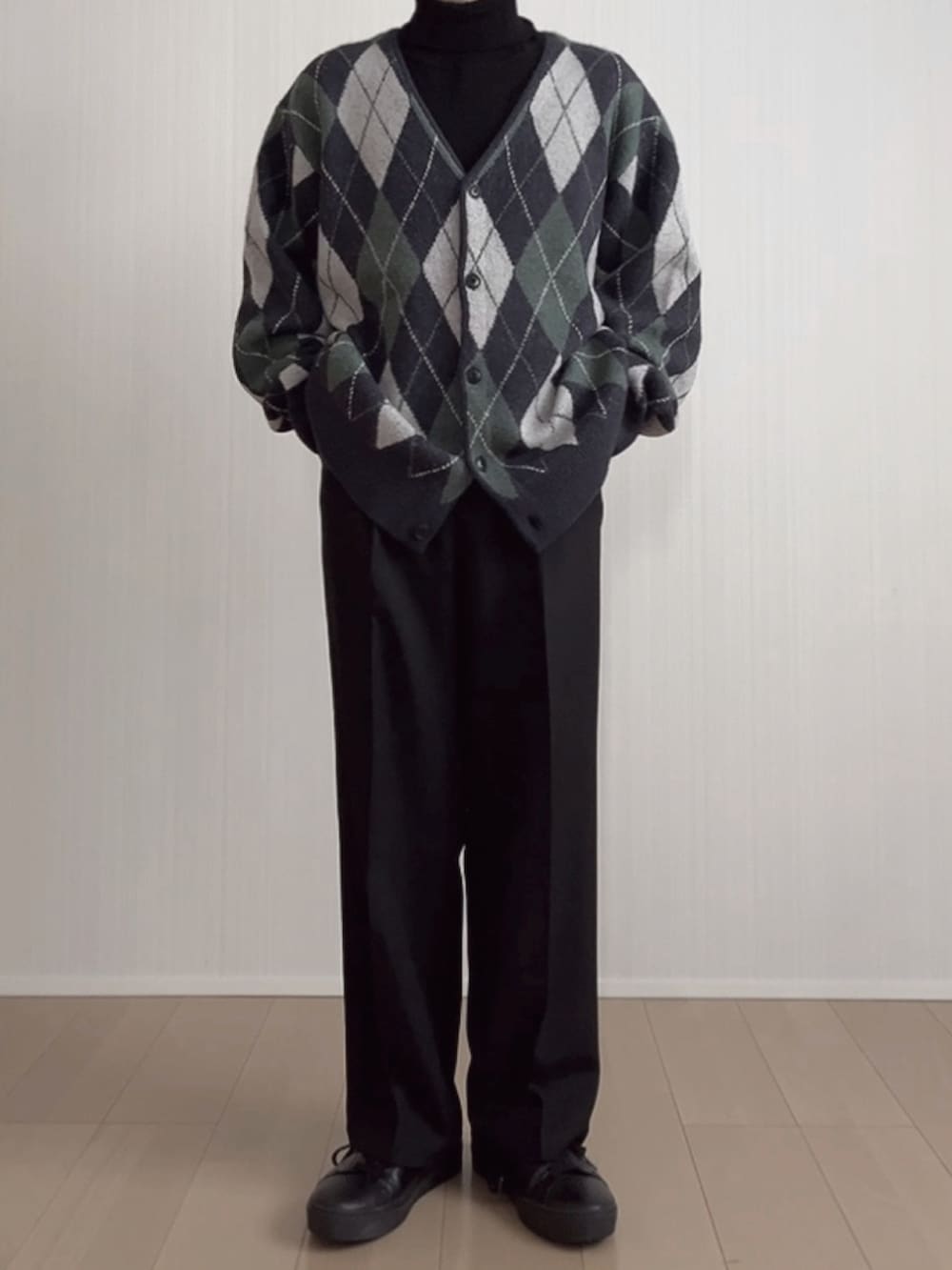 ブラック系のスラックス、ブラック系のスニーカー、ブルー系のカーディガン/ボレロを着用したメンズの冬コーディネートの5枚目の写真