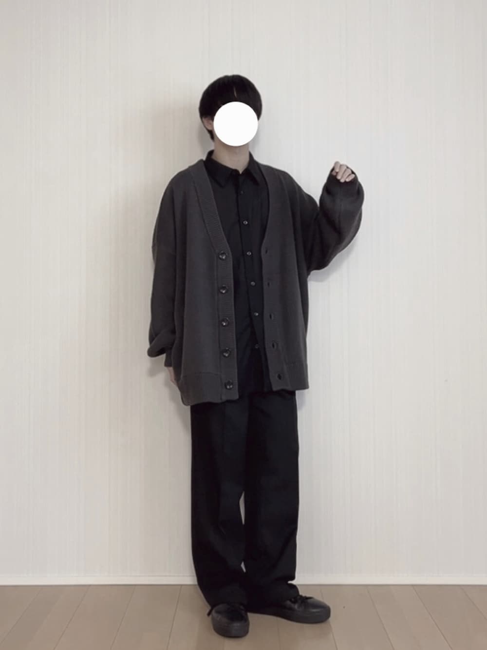 グレー系のカーディガン/ボレロ、ブラック系のシャツ/ブラウス、ブラック系のスラックスを着用したメンズの冬コーディネートの3枚目の写真