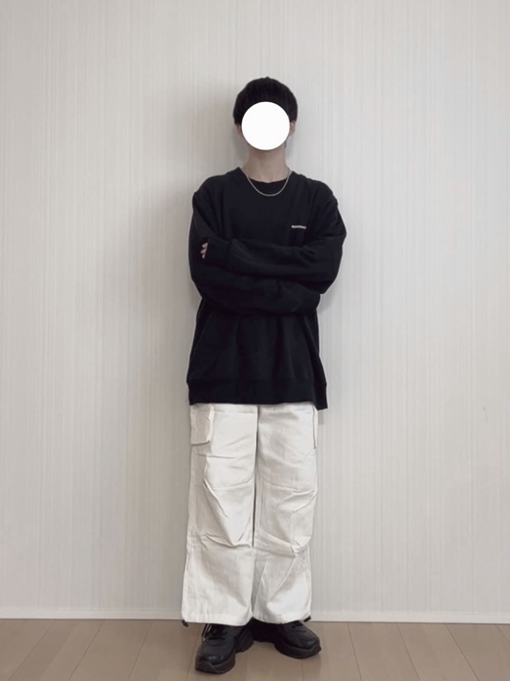 ブラック系のスニーカー、ホワイト系のカーゴパンツ、ブラック系のTシャツ/カットソーを着用したメンズの冬コーディネートの2枚目の写真