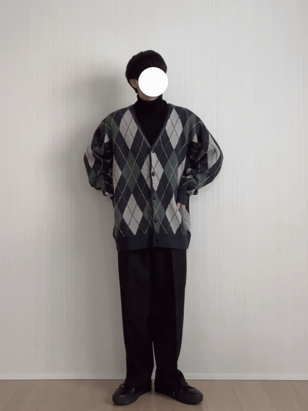 ブラック系のスラックス、ブラック系のスニーカー、ブルー系のカーディガン/ボレロを着用したメンズの冬コーディネートの4枚目の写真