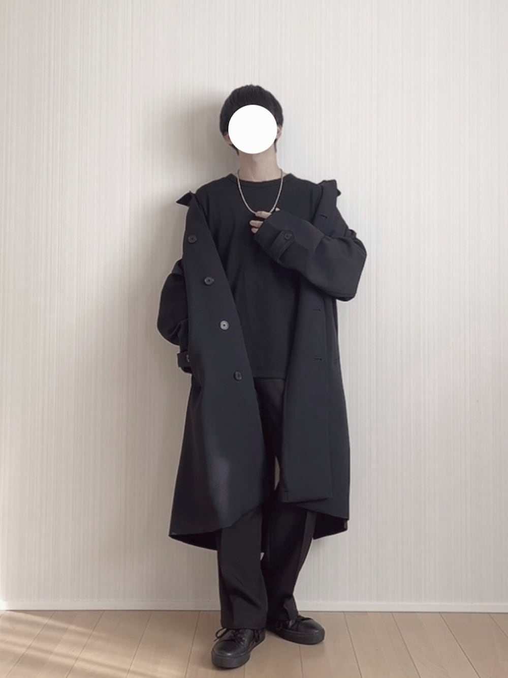 ブラック系のスラックス、ブラック系のスニーカー、ブルー系のステンカラーコートを着用したメンズの冬コーディネートの4枚目の写真