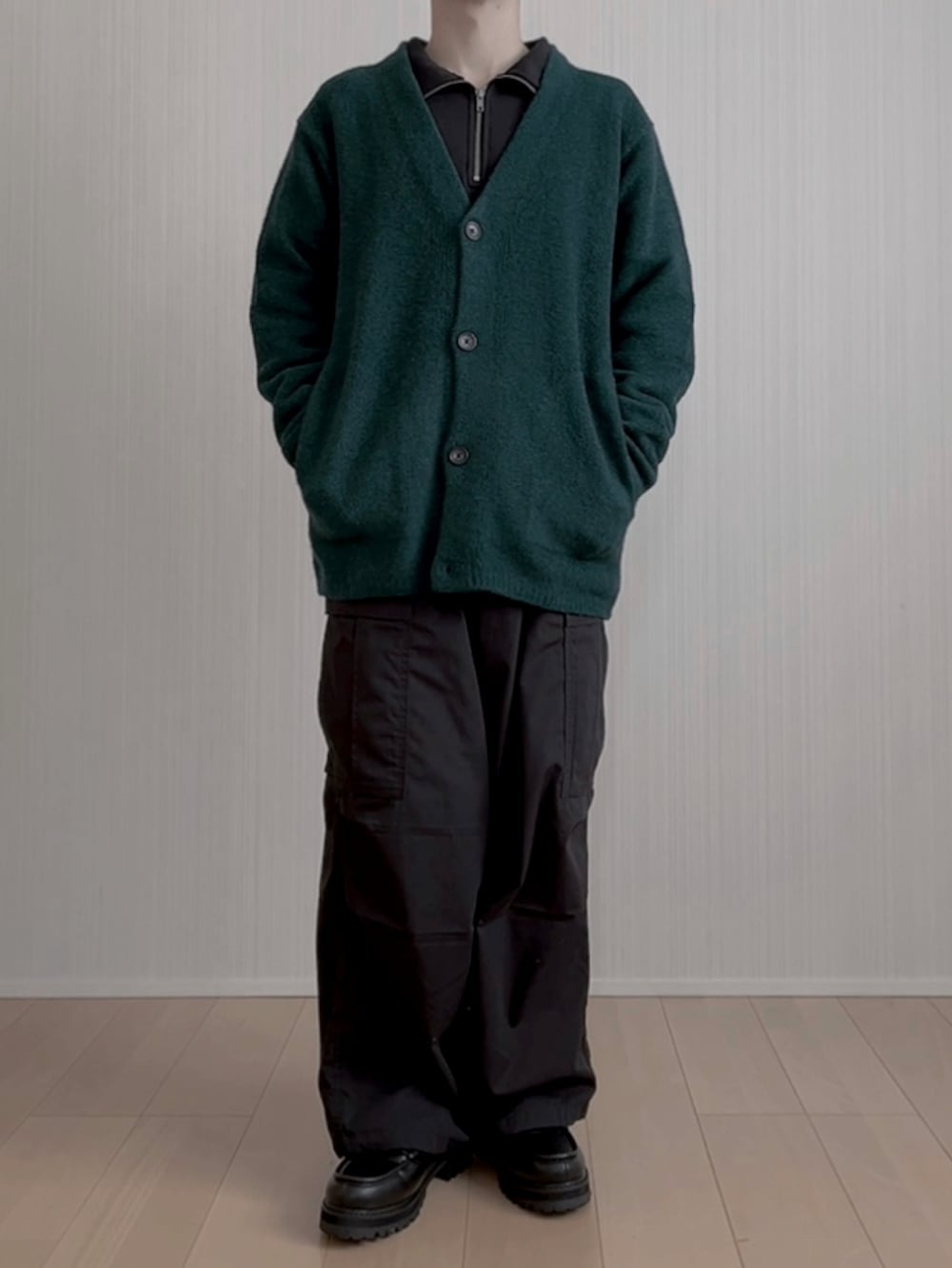 グリーン系のカーディガン/ボレロ、ブラック系のスウェット、ブラック系のカーゴパンツを着用したメンズの春コーディネートの5枚目の写真