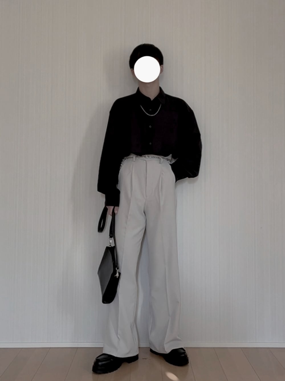 ブラック系のシャツ/ブラウス、グレー系のスラックス、ブラック系のショルダーバッグを着用したメンズの春コーディネートの3枚目の写真