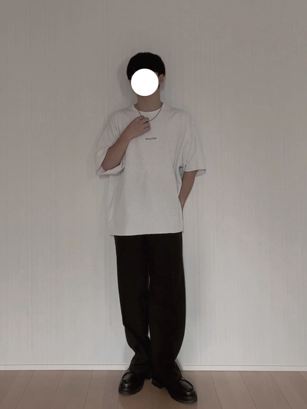 ホワイト系のTシャツ/カットソー、ブラック系のスラックス、ブラック系のモカシン/デッキシューズを着用したメンズの夏コーディネートの2枚目の写真